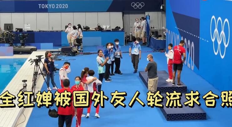 全红婵化身摄影师！郭晶晶一边苦等，为她戴金牌，陈芋汐没这待遇