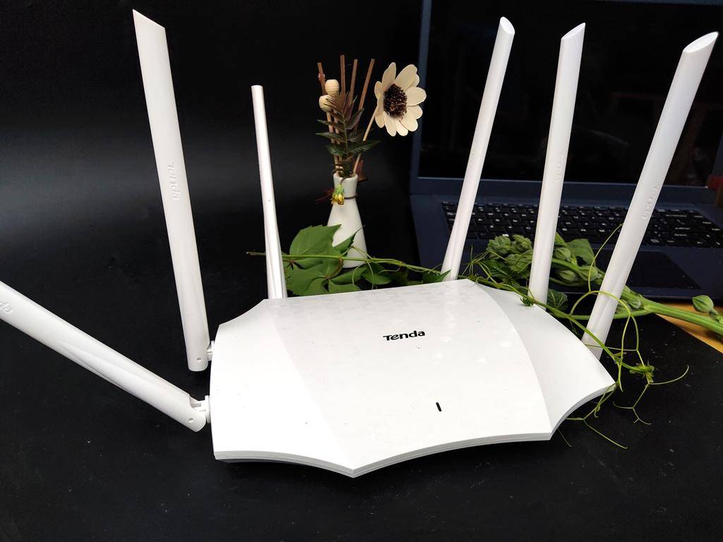 腾达AC2100高速路由，网络提速新体验