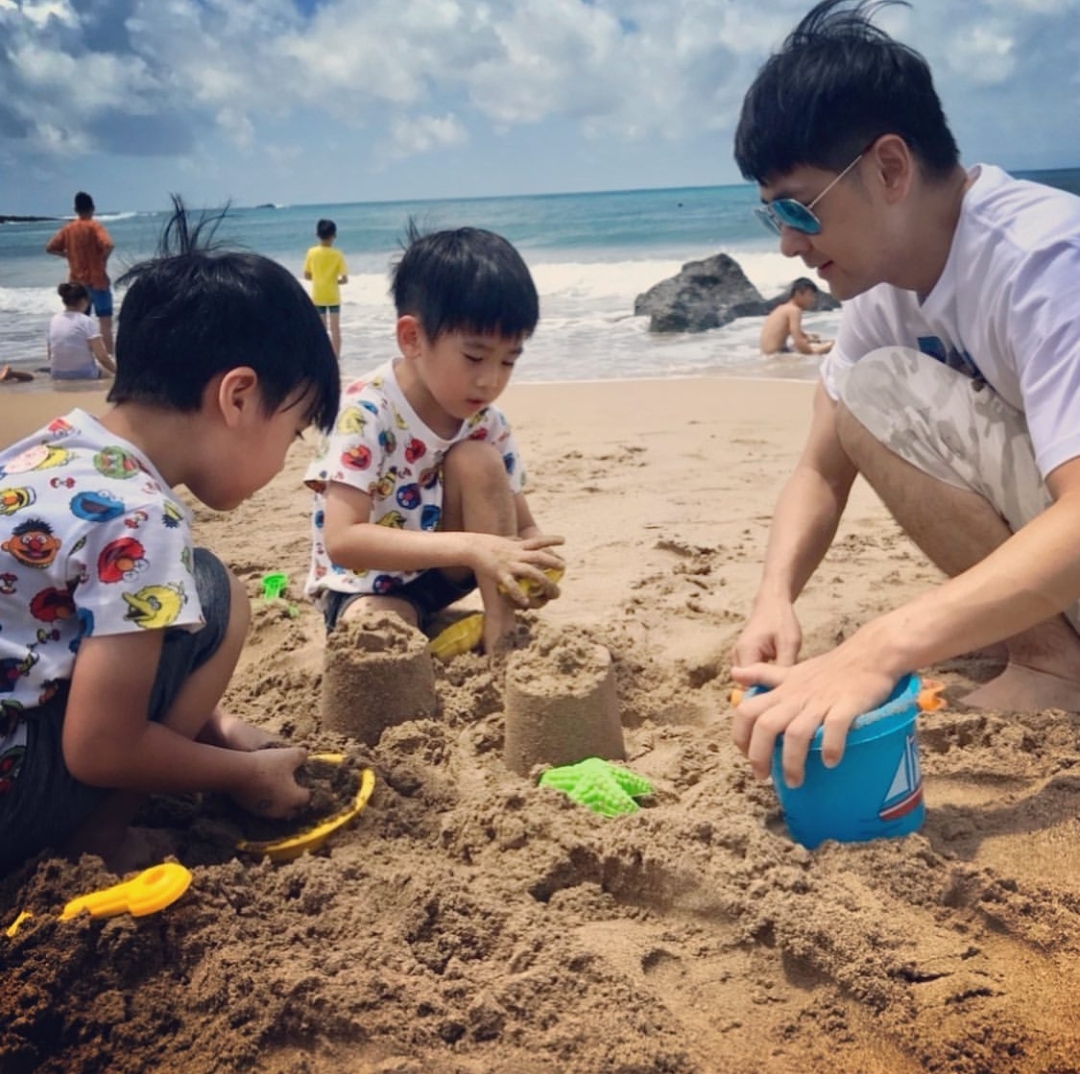 陈若仪带双胞胎儿子逛超市，双子星自己推车，帮妈妈提袋子超懂事