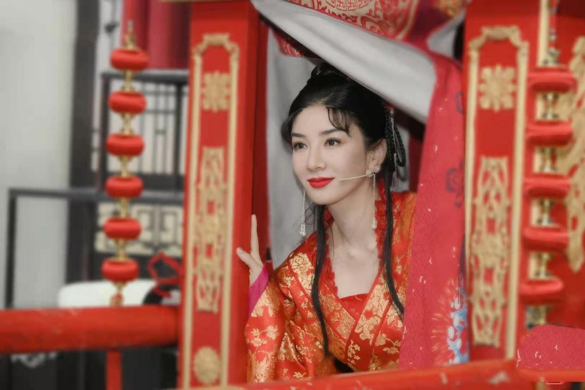 Yellow Yi Nieyuan returns on wrong bridal sedan chair is married to man, when taking sport, exposing to the sun oneself is a lover, hot tear performs memory to kill