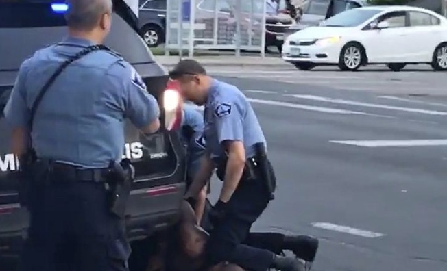 考验拜登的时候到了！美国警察再闯大祸，街头