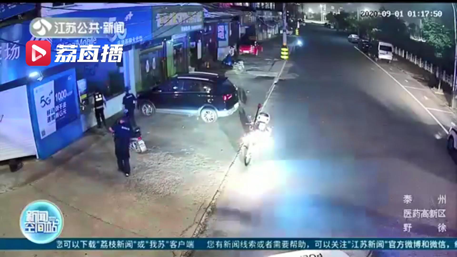 老人后半夜睡不着刷手机上网 意外协助抓获小偷