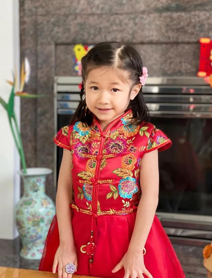 可愛！ 鍾嘉欣新年和女兒穿同款旗袍玩親親，獲兒子“翻白眼”嫌棄
