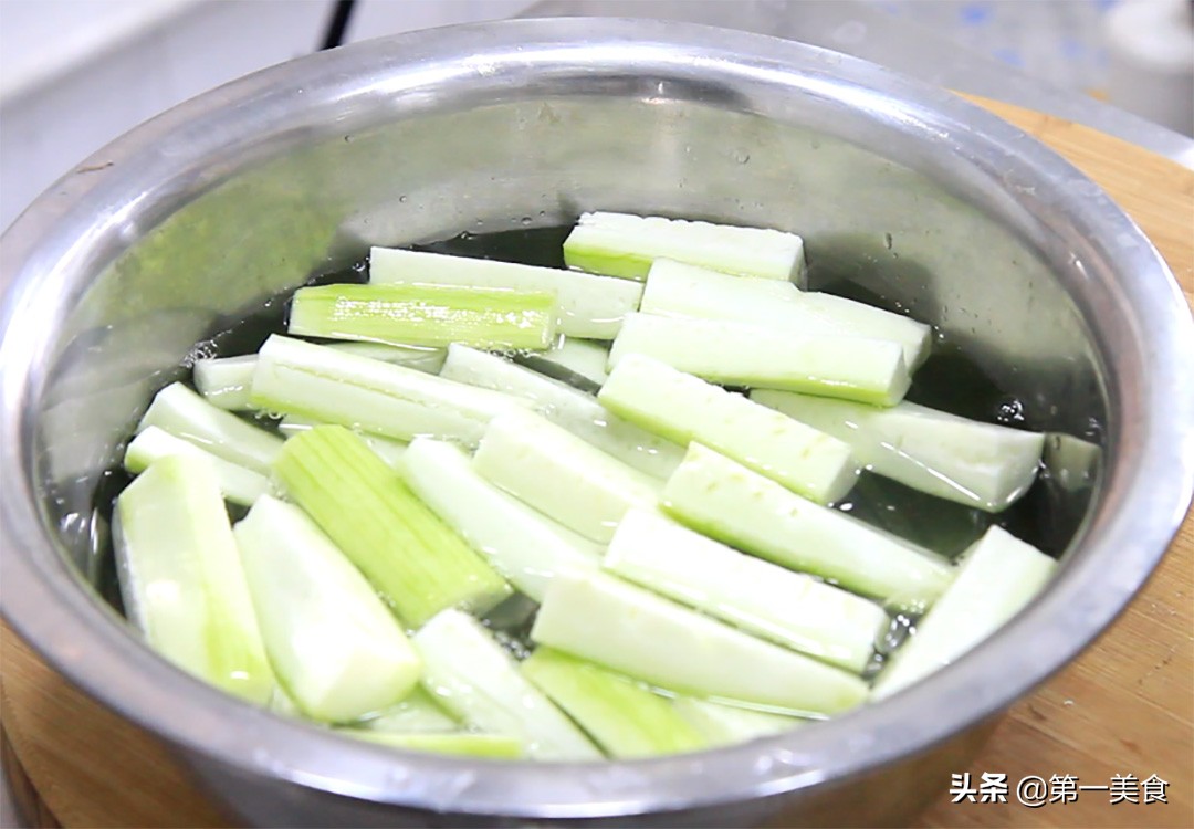 这才是丝瓜原汁原味的做法，一蒸一拌，丝瓜鲜嫩可口，翠绿不变色