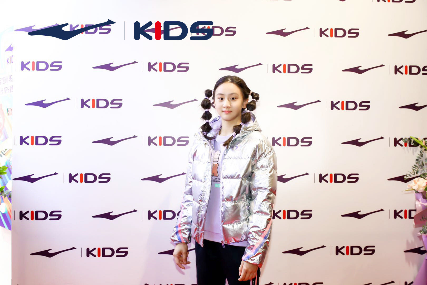 森碟長大了，一個人出席活動不怯場，扎葫蘆辮擺拍五官越來越像爸