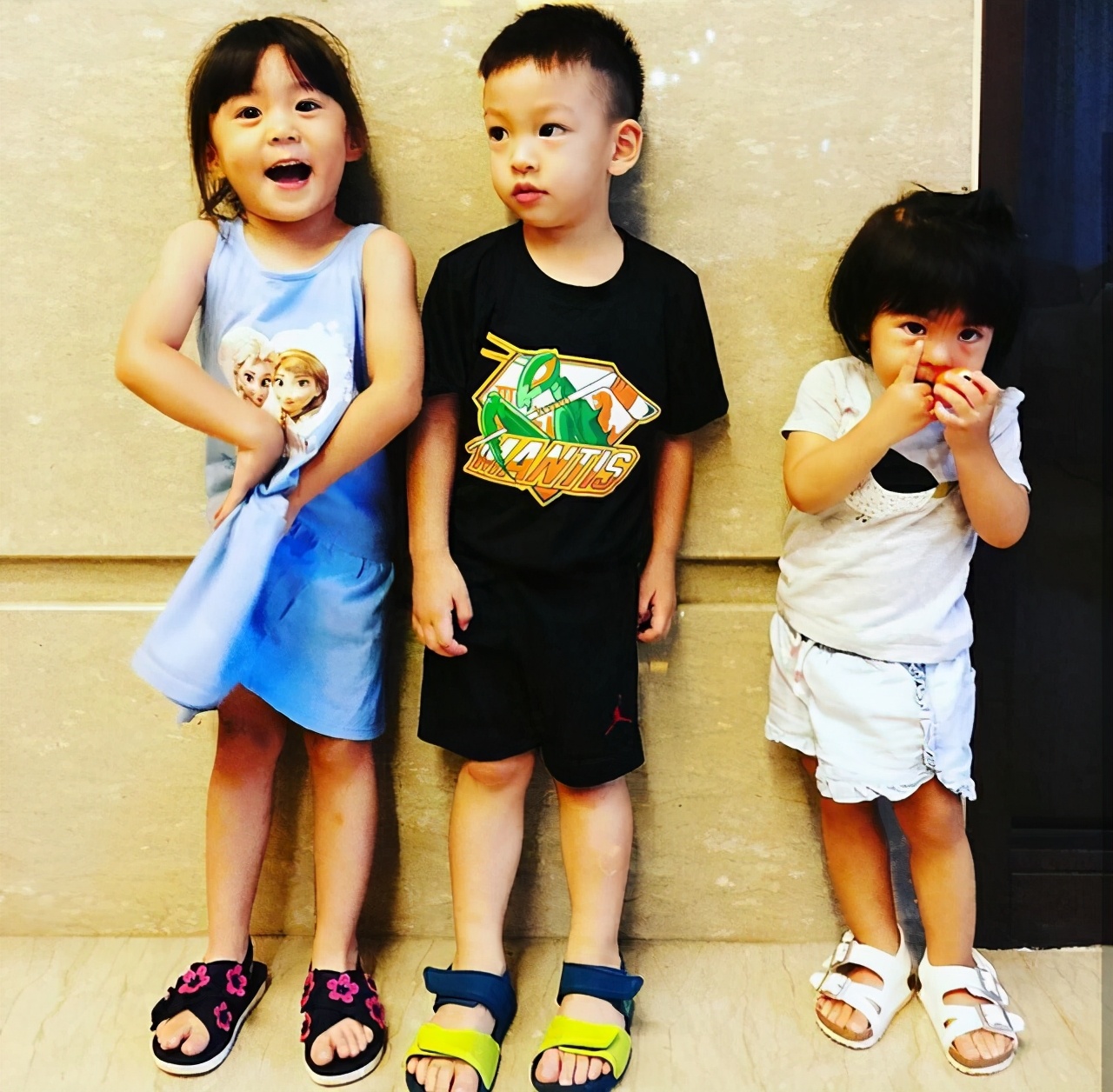 賈靜雯曬全家福過萬聖節，波妞身高快趕上咘咘，姐妹同框像雙胞胎