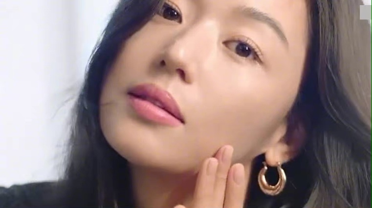 39歲全智賢狀態(tài)上熱搜！黑色長(zhǎng)發(fā)氣質(zhì)絕了，網(wǎng)友：看著像29歲