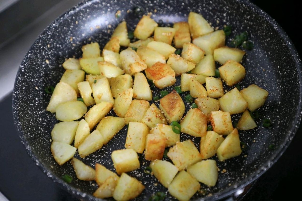 简单易做的香煎小土豆，风味独特，5碗米饭不够吃