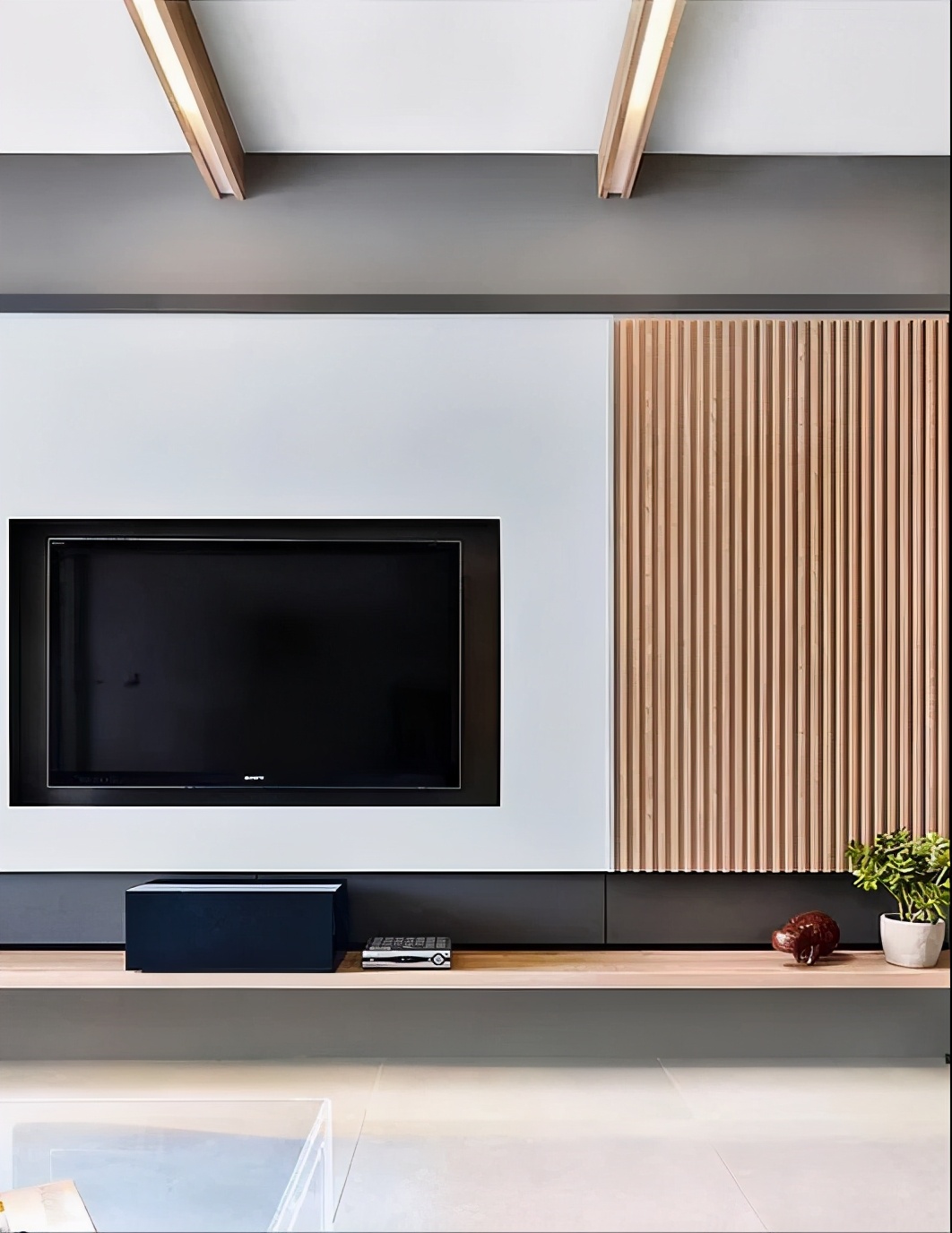 买了精装修房，直觉电视背景墙太单调，考虑岩板上墙提高装修档次