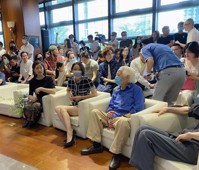 周迅被爆离婚后首现身，颈纹眼袋发际线后移，