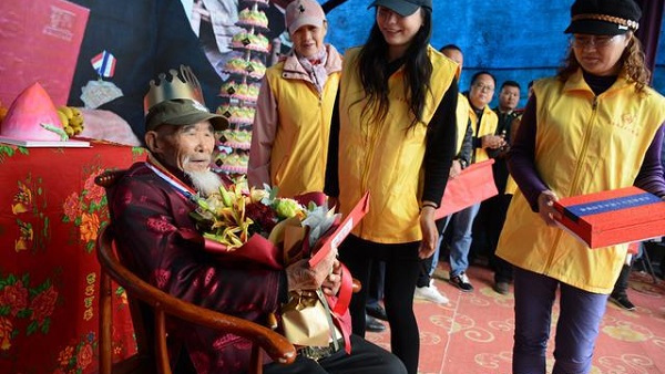 99岁抗战老兵，17岁上战场坦克碾压下幸存，胜利