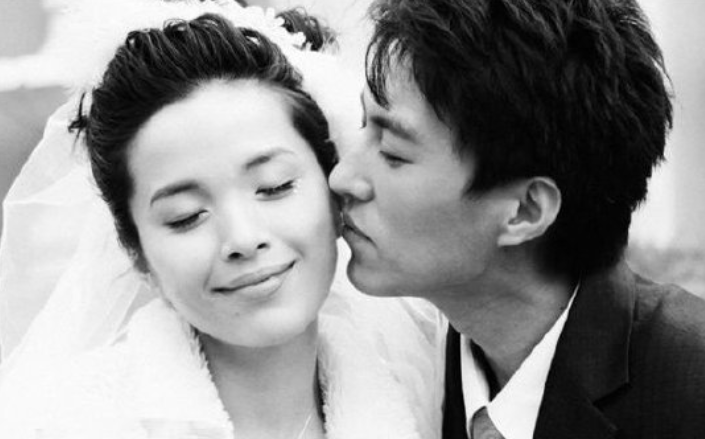 她是赵薇同学，因拍吻戏遭富豪老公抛弃离婚，二婚嫁靳东宠成公主