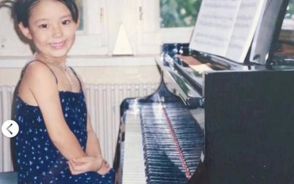 吉娜童年照曝光！吊带裙配短发真像假小子