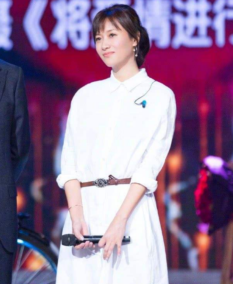 徐静蕾新造型跑偏了,从文艺女神到时尚辣妹,隔着一个发型的距离