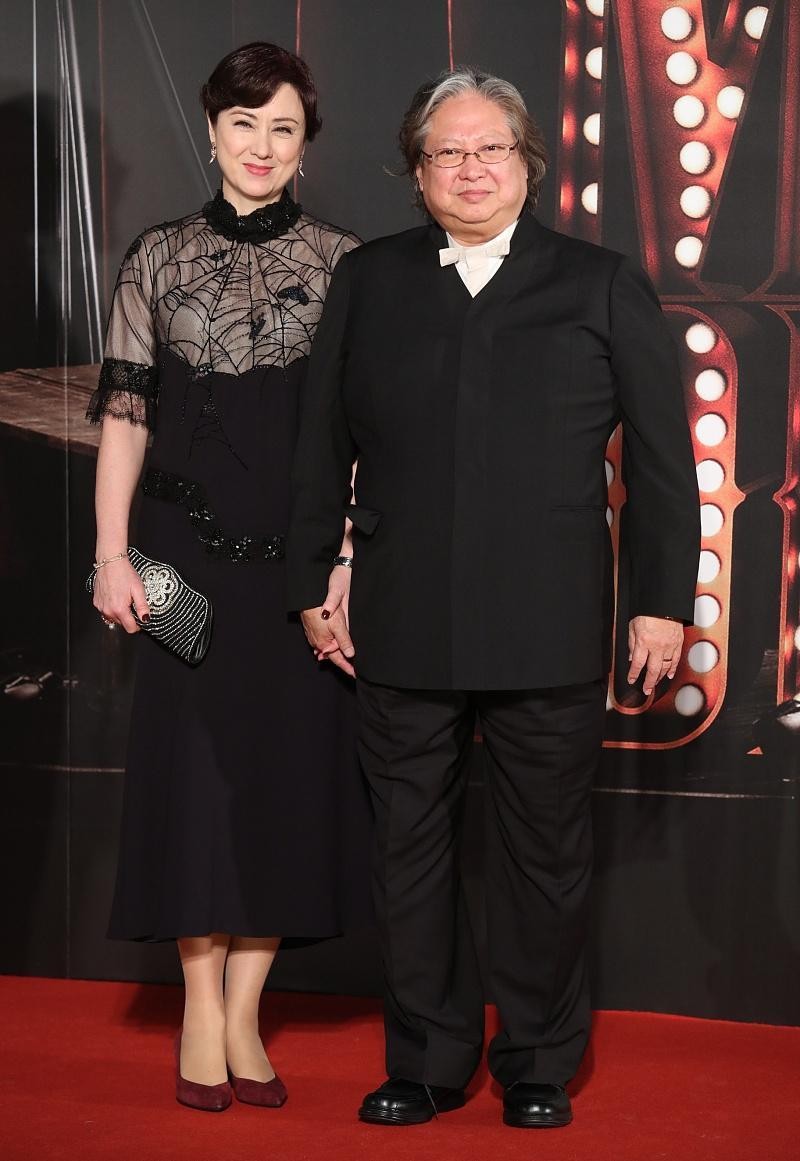 洪金寶現(xiàn)任妻子真是優(yōu)雅的代表，笑起來滿臉褶，但依舊氣質(zhì)高貴