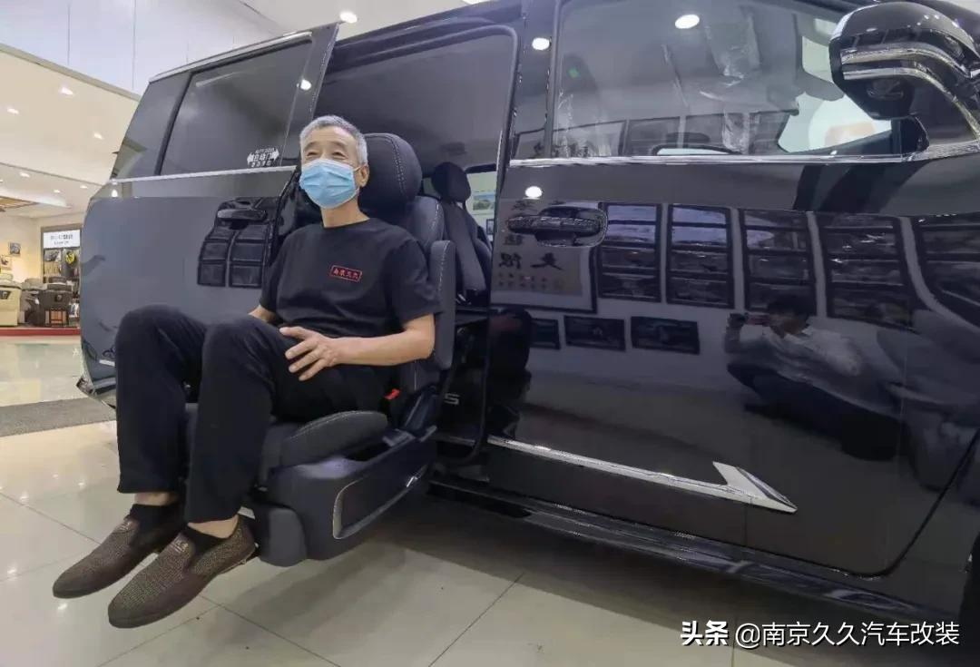 大通G20福祉改装车,专为行动不便的人士所设计