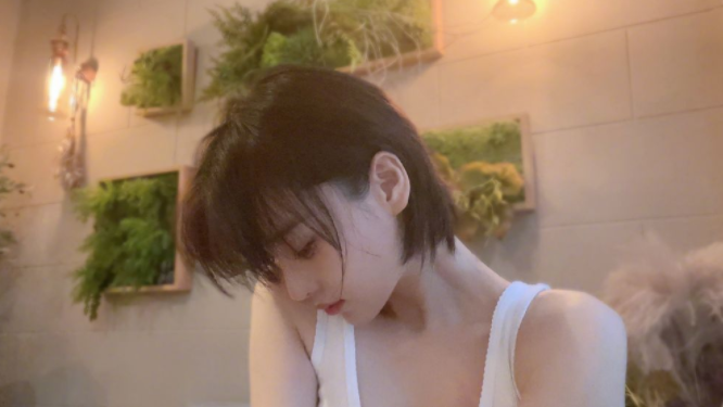 张馨予嫁人后点亮新技能，化身“种菜小能手”，豪宅花园变菜园