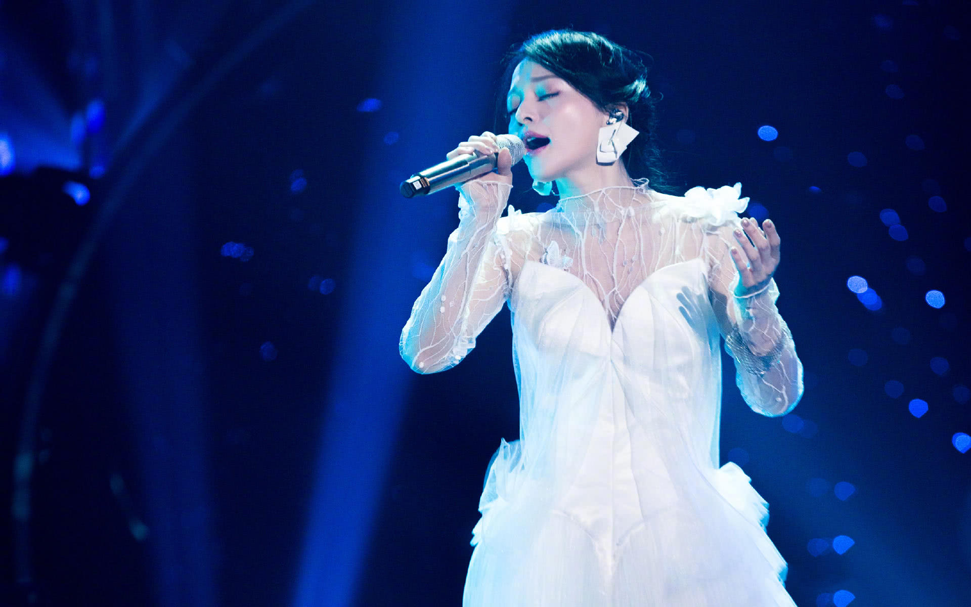 明星演唱会的票上千元，你们抢着要，钟南山挂