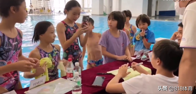 转角遇见偶像!全红婵回母校探亲,小迷妹突然看到红姐尖叫捂脸:哇!