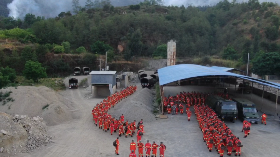 突发森林大火，600余名官兵火速增援