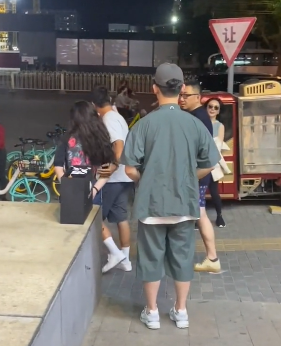 霍思燕与老公路边亲热互动！穿紧身短裤拉太高，秀一截白净大长腿