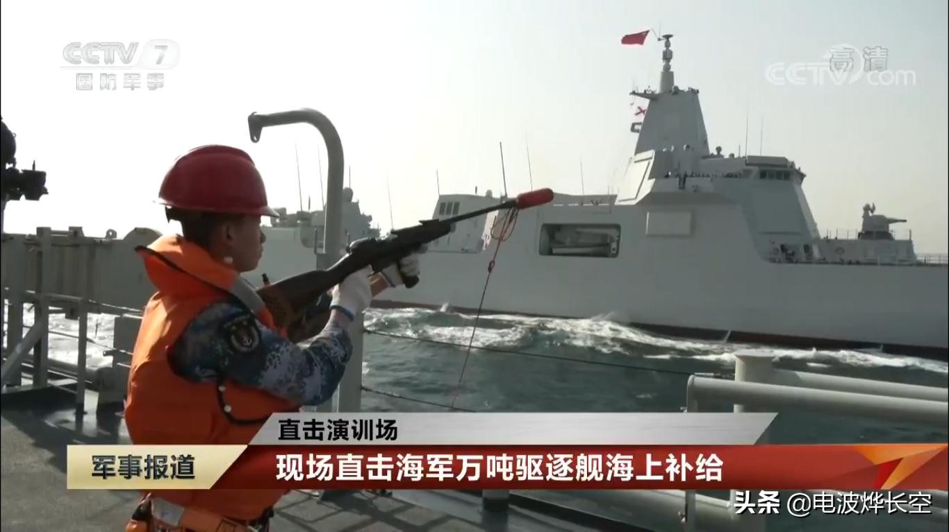 055大驱首秀海上横向补给！两艘万吨巨舰齐头并
