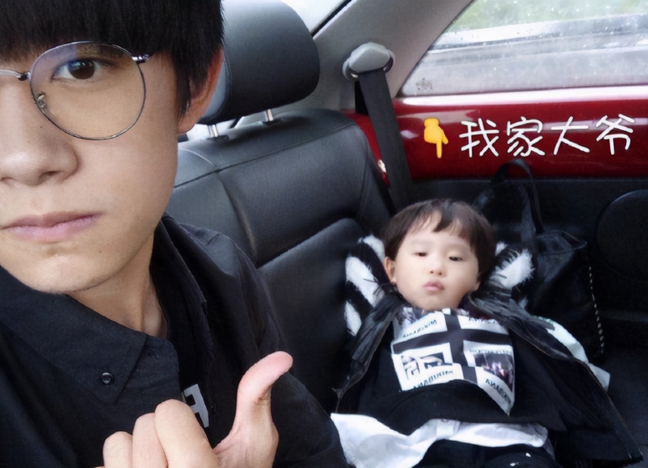 易烊千玺7岁弟弟创世界纪录！近照留西瓜头，五官长开比哥哥还帅