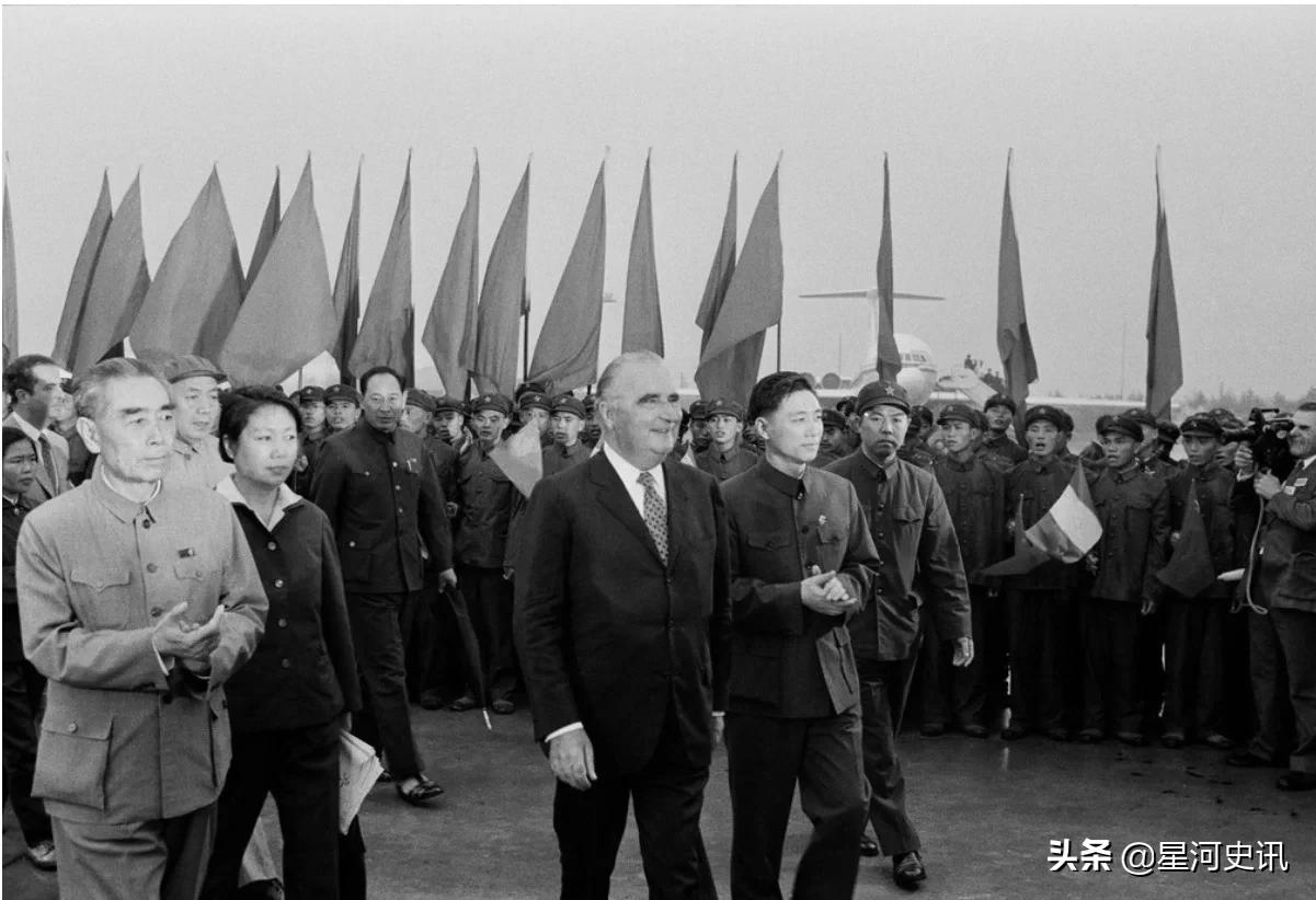 经典老照片 73年时周总理 王洪文冒雨送别法国总统蓬皮杜 资讯咖