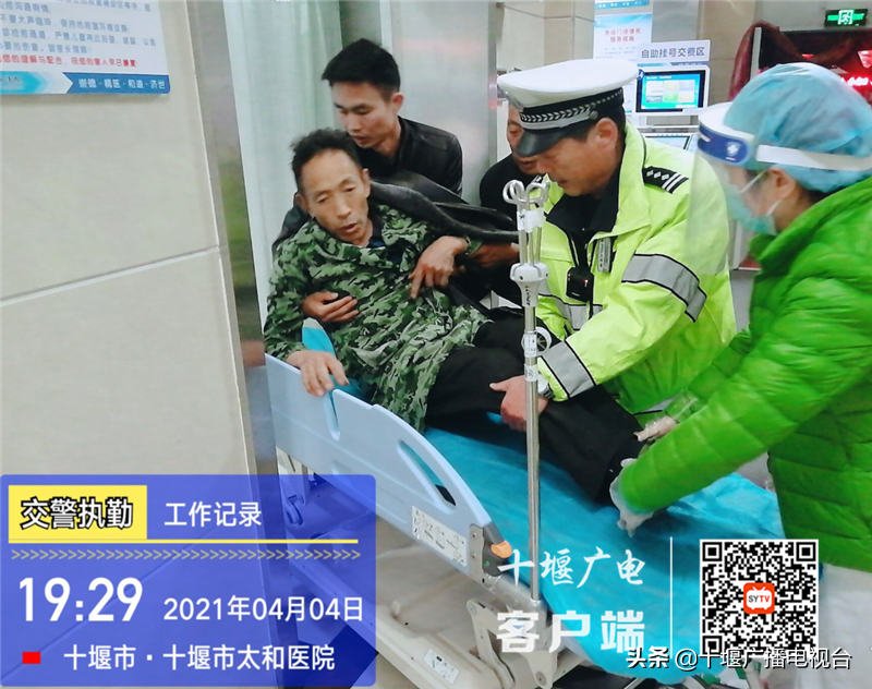 暖心！老人突发中风，十堰警车开道10分钟送医治疗