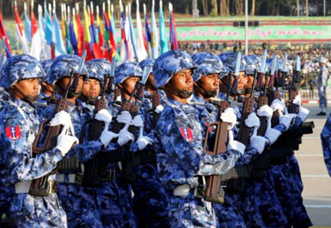 清一色97式步枪，一支如果不是臂章：你可能以为是解放军的军队