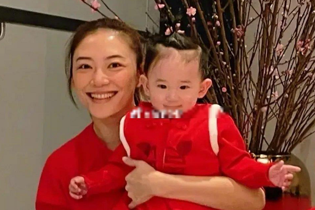 應采兒母子過母親節，小兒子眼睛有哥哥兩倍大，陳小春基因被打敗