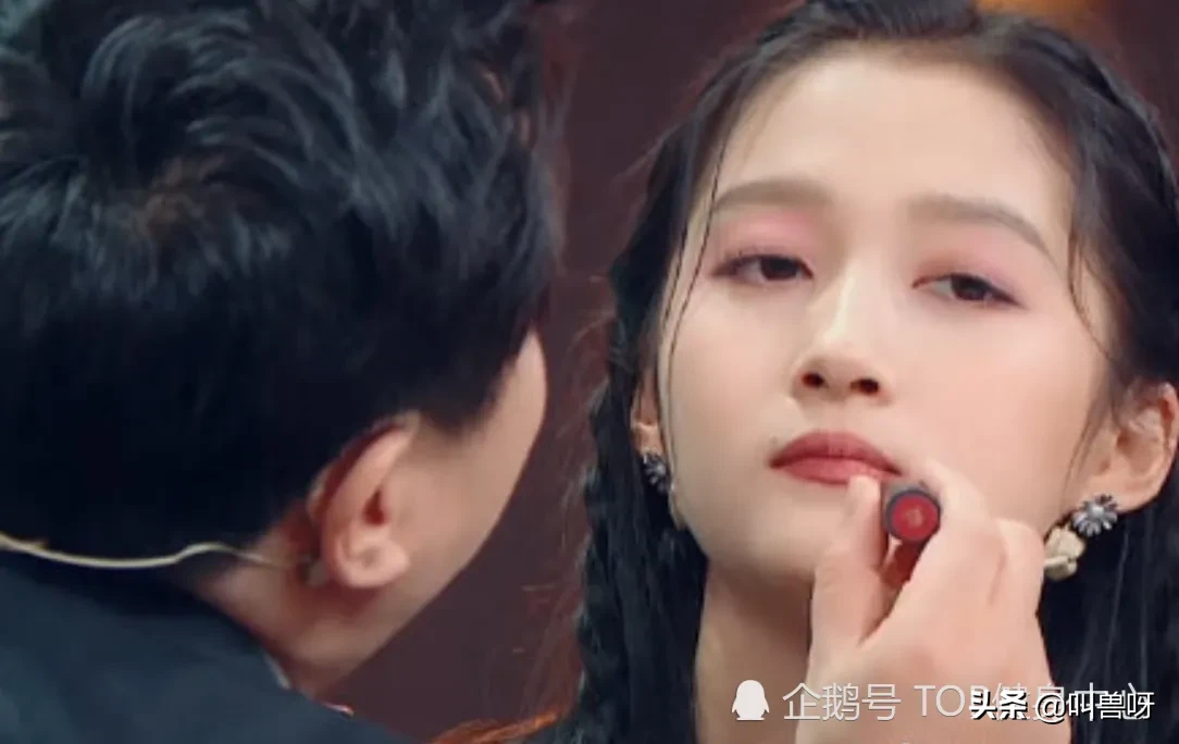 沈腾在节目上给关晓彤涂口红，看到她的唇纹后，鹿晗的评论区炸了