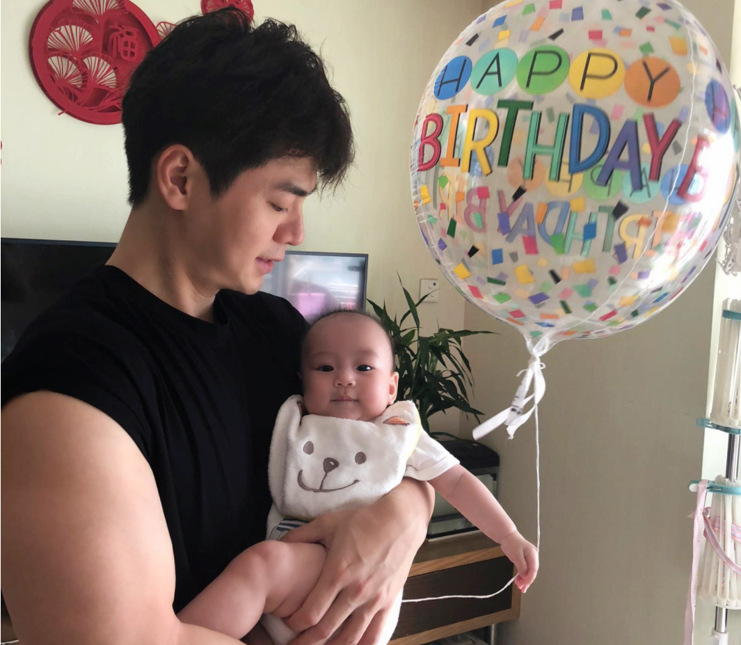 羅仲謙曬女兒，小珍珠眨巴眼睛粉嘟嘟，身體還沒爸爸手臂肌肉大
