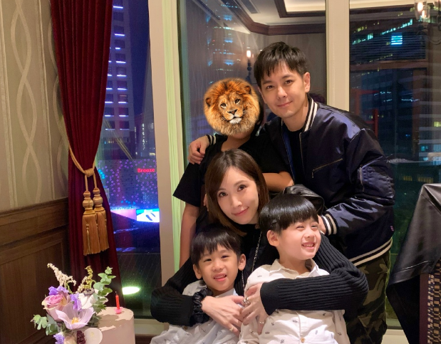 林志穎和兒子比賽玩魔方，耍賴偷拿kimi拼好的，被小兒子吐槽太弱