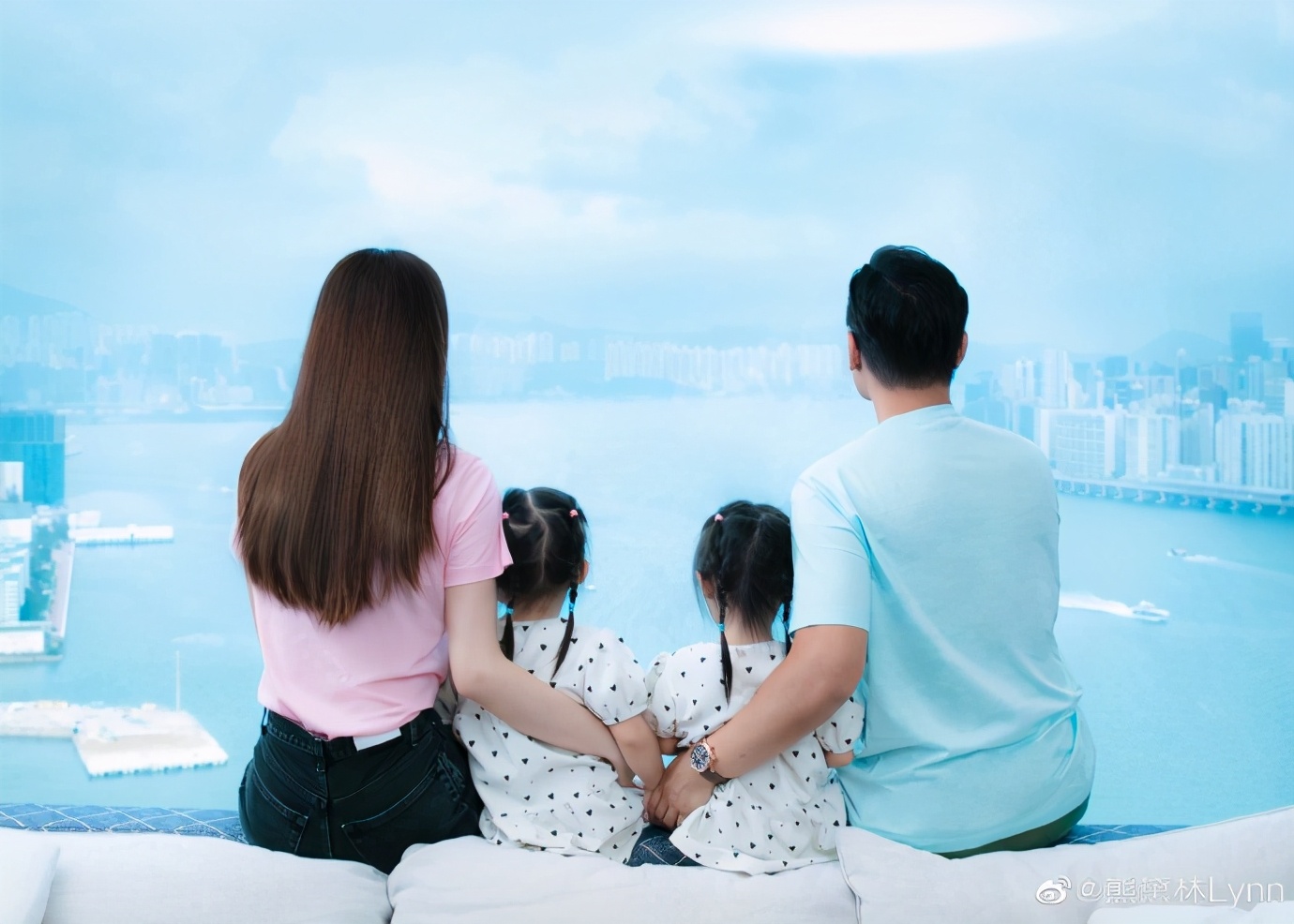 熊黛林郭可頌結婚四年，懷抱雙胞胎女兒畫面有愛，甜蜜互動表思念