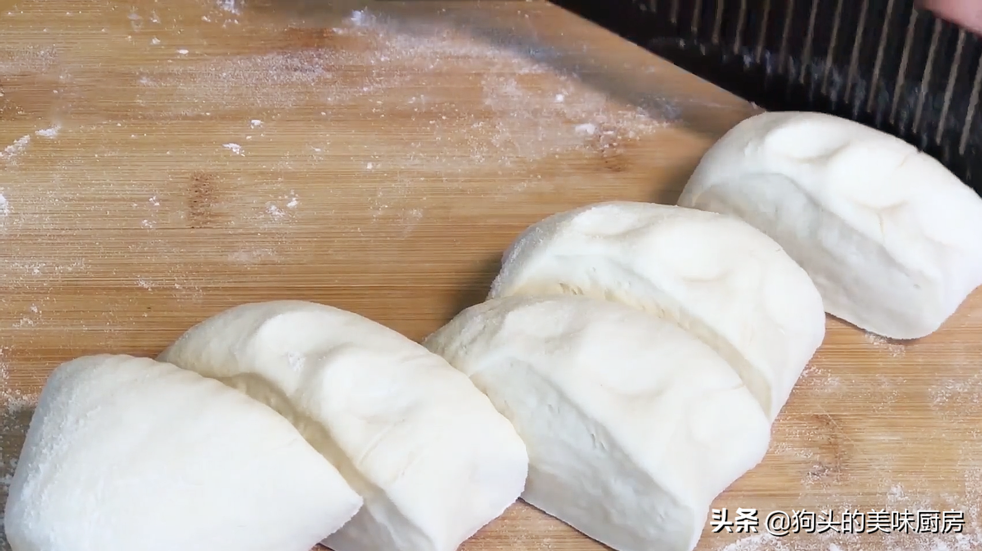 韭菜加豆腐，我家隔三天吃一次，外酥里嫩，飯店都吃不到，太香了