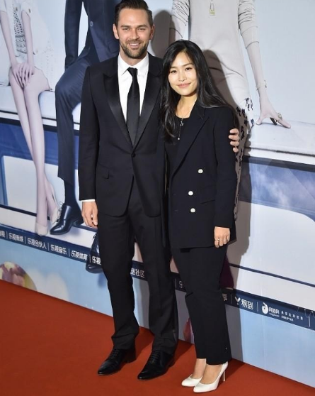 张艺谋大女儿气质不俗，与外籍老公一起走红毯，穿印花裙美得大方