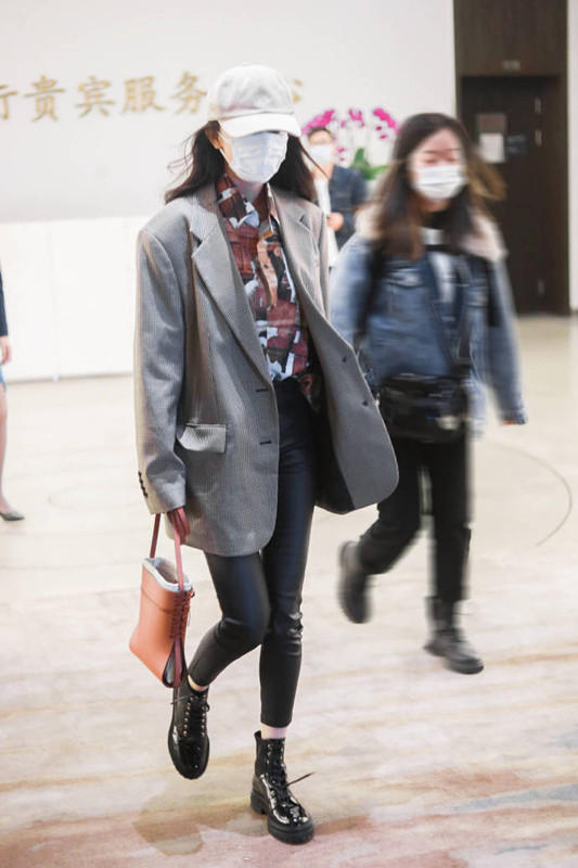 杨幂不愧是85花中翘楚，机场穿皮裤腿细且直抢镜