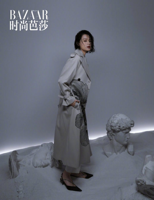 胡杏兒懷三胎後登雜誌封面，全程巧遮孕肚看不出孕相，真時尚孕媽