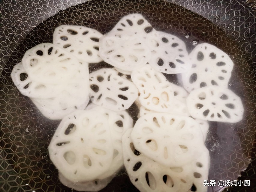 Children’s favorite recipe of lotus root slices, mixed with a plate for 3 yuan, simple and nutritious, too delicious
