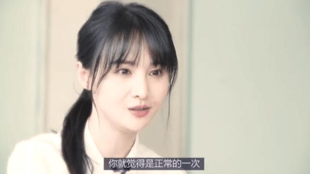 郑爽看望艾滋孩童，再现“贝微微”神颜，乖巧