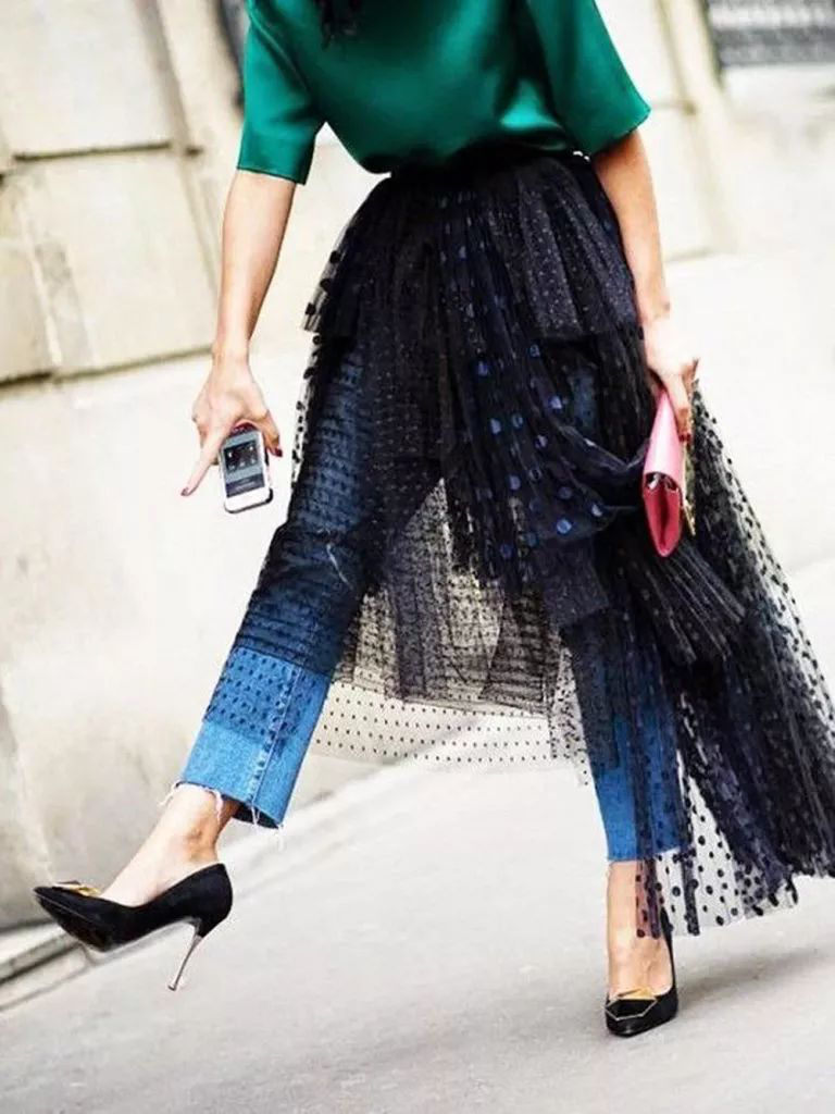 赌王四太梁安琪60岁还有料！穿红裙侧身看像“过