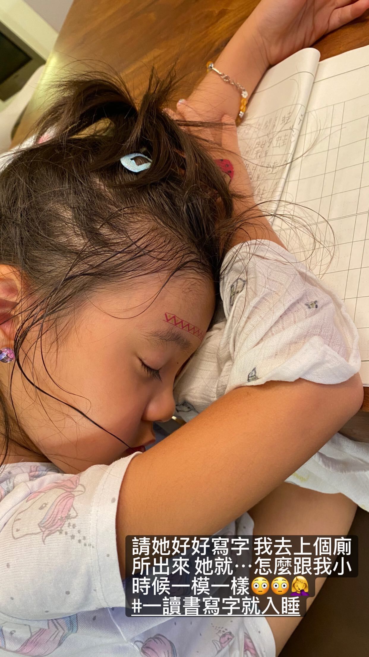 有其母必有其女！贾静雯女儿咘咘写字秒入睡萌翻，戴耳饰侧颜精致
