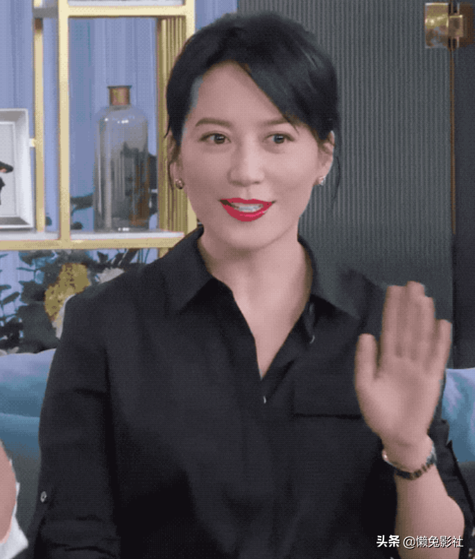 49岁俞飞鸿现身刘涛直播间，冻龄美少女随意打扮