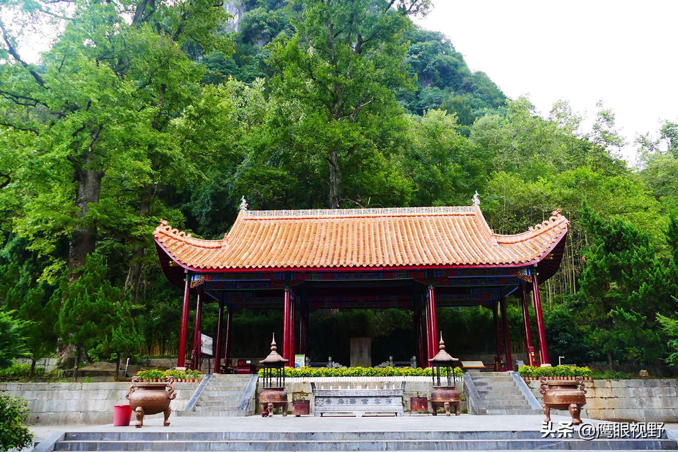 There is a mausoleum of Emperor Shun dedicated to the ancestor of China ...