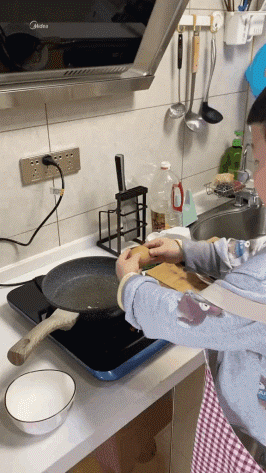 儿子第一次下厨，老父亲流下感动的口水