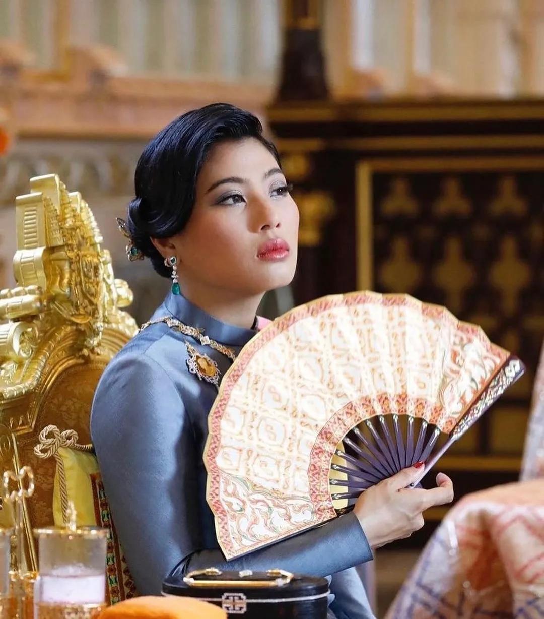 The Thai King Sneaked Back To Germany With His Concubine And Prince