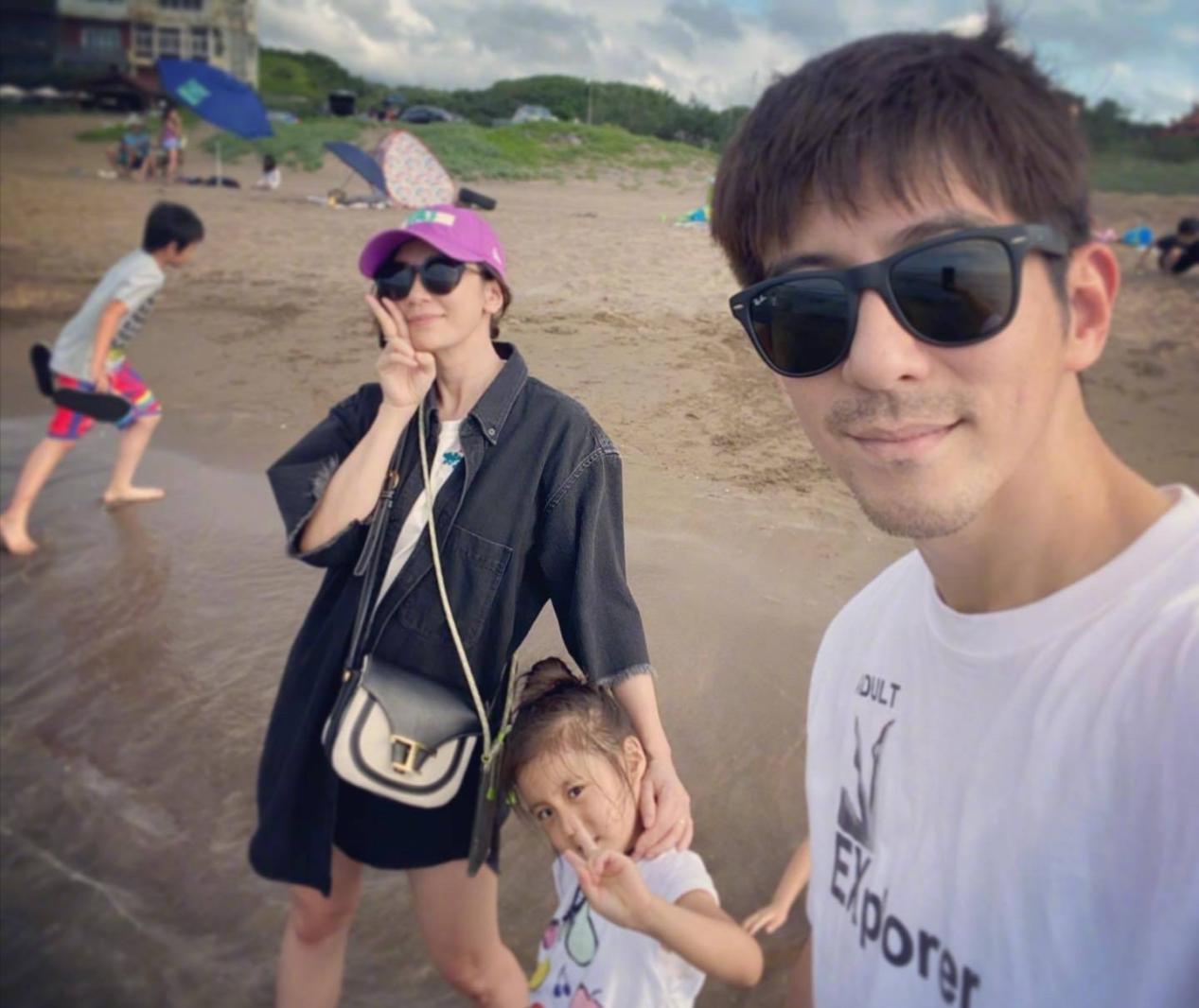 46岁贾静雯美丽依旧，放下爱恨与计较，如今的她活得令所有人羡慕