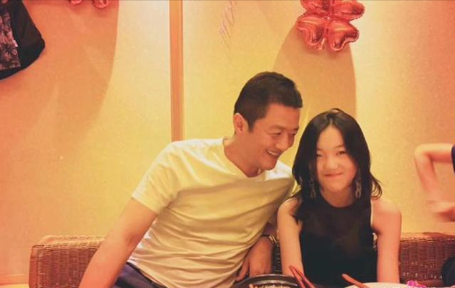 李亚鹏有多宠女儿？亲吻大腿风波后，本尊：女儿脚趾头都是臭香的