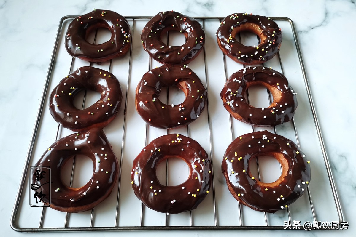 孩子爱吃甜甜圈，一斤面粉炸一堆，巧克力融化后一蘸，和买的一样